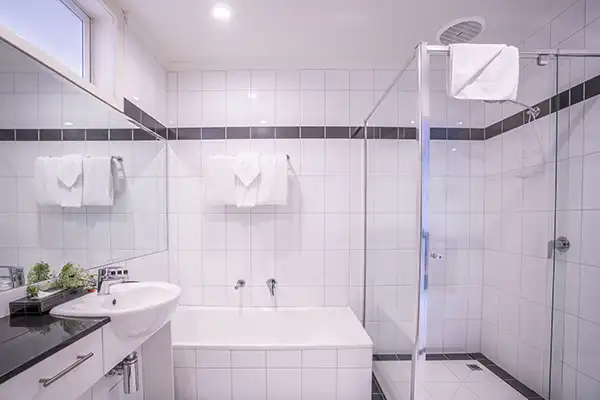Clocktower Apartment Hotel Melbourne Executive One Bedroom Bathroom